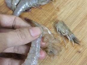 3. 把虾壳拨出
