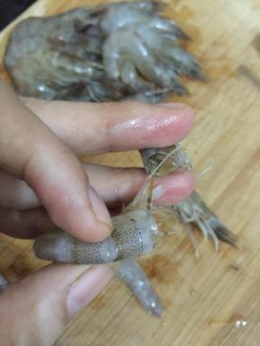 2. 先把虾洗干净，去掉虾头，去虾头的同时把虾肠也一并拉出