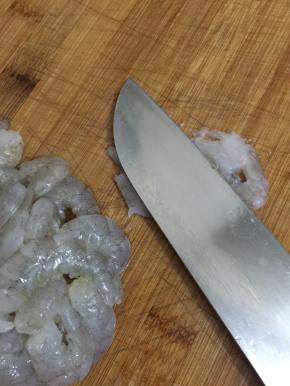 6. 所有虾都去壳后，用刀把虾拍散，千万不要用剁的，用剁的煎出来的口感不Q弹，所以一定要用拍的
