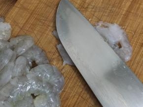 6. 所有虾都去壳后，用刀把虾拍散，千万不要用剁的，用剁的煎出来的口感不Q弹，所以一定要用拍的