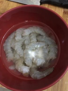5. 清理好虾肠和虾线之后用少许的盐抓洗一次