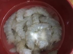 5. 清理好虾肠和虾线之后用少许的盐抓洗一次