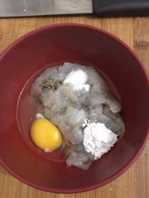 8. 把除了洋葱之外的材料都加到虾肉中，用筷子向着同一个方向搅拌至起浆