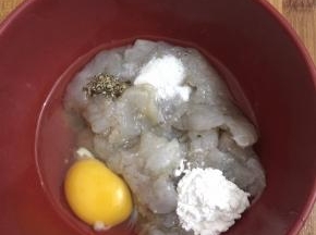 8. 把除了洋葱之外的材料都加到虾肉中，用筷子向着同一个方向搅拌至起浆