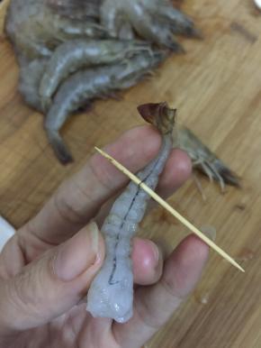 4. 再用牙签把虾线挑出
