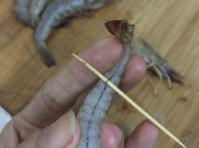 4. 再用牙签把虾线挑出