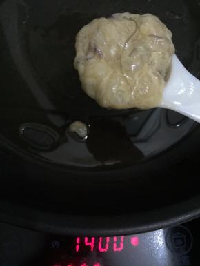 10. 用小勺子，舀一勺的虾肉至煎锅中