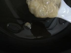 10. 用小勺子，舀一勺的虾肉至煎锅中