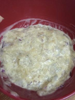 9. 把洋葱碎加入到已搅拌至起浆的虾肉中