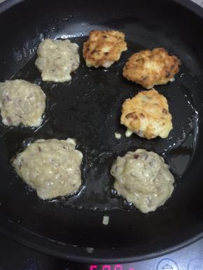 11. 煎至金黄翻面至熟即可出锅，没渗其它的肉半斤的虾肉就这么多