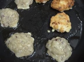 11. 煎至金黄翻面至熟即可出锅，没渗其它的肉半斤的虾肉就这么多