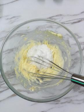 3. 打至黄油软化加入糖粉打至混合