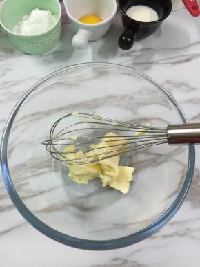 2. 黄油室温软化，用手动打蛋器稍稍打至软化，不用打发