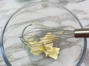 2. 黄油室温软化，用手动打蛋器稍稍打至软化，不用打发