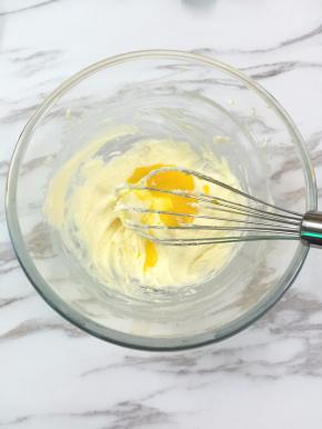 4. 加入蛋黄，分两次加，打至混合