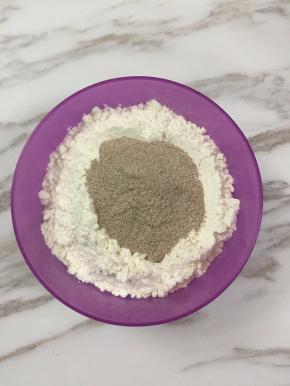 6. 低筋面粉和速溶咖啡粉，混合在一起搅拌均匀