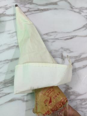 9. 这样可以避免在挤的过程中一次性裱花袋爆袋，而且还可以随时换裱花嘴，这时先预热烤箱上下火180度10分钟