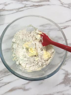 7. 把混合好的粉加进碗中，用按压的手法，把其混合至看不到干粉