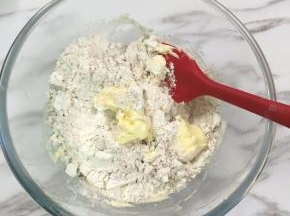 7. 把混合好的粉加进碗中，用按压的手法，把其混合至看不到干粉