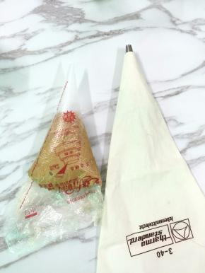 8. 混合好的饼糊装进一次性裱花袋，一次性裱花袋剪一个口，装进布的裱花袋