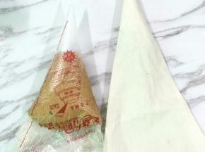 8. 混合好的饼糊装进一次性裱花袋，一次性裱花袋剪一个口，装进布的裱花袋