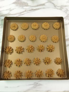 10. 送进烤箱上下火，180度18分钟