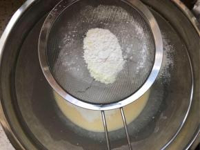把面粉，澄粉，奶粉，吉士粉混合搅匀并过筛至奶糊中，搅匀，然后再过滤一遍，滤掉没有溶解的渣渣