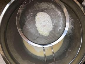 把面粉，澄粉，奶粉，吉士粉混合搅匀并过筛至奶糊中，搅匀，然后再过滤一遍，滤掉没有溶解的渣渣