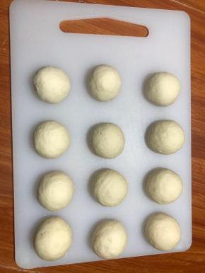 取出面团，揉面排气，分成12个小面团，盖保鲜膜醒面15分钟