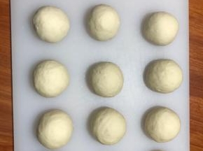 取出面团，揉面排气，分成12个小面团，盖保鲜膜醒面15分钟
