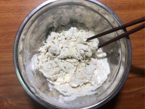 面粉和糖和酵母放入面盆中，搅匀，加水搅合成絮状