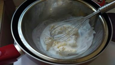 用小火热一锅水，小火不断加热，上面放盆搅拌奶酪和牛奶椰浆到顺滑状态。