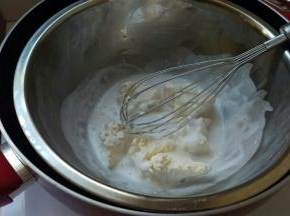用小火热一锅水，小火不断加热，上面放盆搅拌奶酪和牛奶椰浆到顺滑状态。