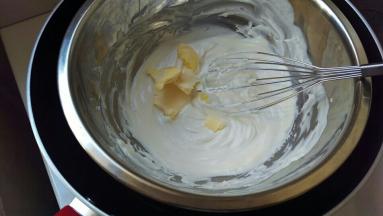 再加入黄油，搅拌均匀。多搅拌几次，一定要均匀。