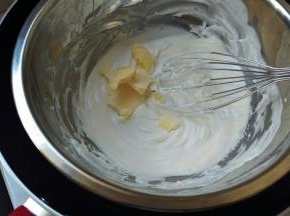 再加入黄油，搅拌均匀。多搅拌几次，一定要均匀。