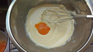 再把蛋分开蛋黄和蛋白，一个一个加入蛋黄，每加入一个都快速搅拌均匀。全部加入后，快速搅拌均匀（放在热水里面）。