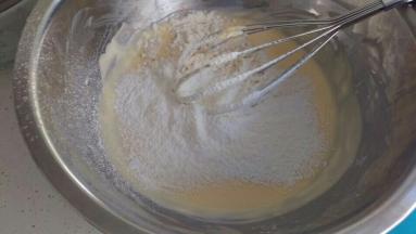 倒入筛过的粉，搅拌顺滑均匀。