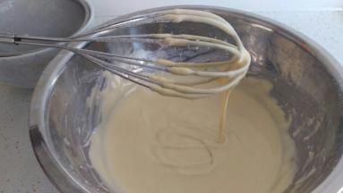 搅拌后是这种状态，搅拌好后放入冰箱，冷一下，会比较浓稠，后面跟蛋白混合比较容易。