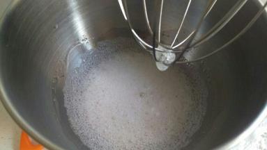 蛋白加入几滴醋用高速打出大泡泡。加入全部的糖，继续用中速打。