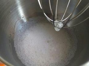 蛋白加入几滴醋用高速打出大泡泡。加入全部的糖，继续用中速打。