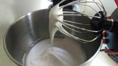 打到湿性发泡，有长长的大弯钩就可以咯。