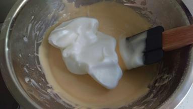 蛋黄从冰箱拿出来再搅拌均匀后加入1/3蛋白到蛋黄糊里面搅拌均匀。蛋白打好后是比较细腻发白发亮的。注意搅拌手法。前面蛋糕卷的方子有教。