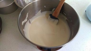 烤箱预热140度。搅拌好以后再倒入剩下的蛋白里面，搅拌均匀，注意手法。