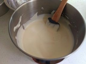 烤箱预热140度。搅拌好以后再倒入剩下的蛋白里面，搅拌均匀，注意手法。