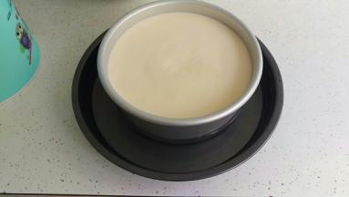 搅拌好以后倒入膜具，膜具涂油，不需要油纸。再拿一个盆，里面加入刚才热奶酪的水（温水），大概1-2cm高度就好了。蛋糕不需要从高处震动，不然会消泡。就拿的膜具上下转1-2下就好了。放入烤箱。前15分钟用145度，再转110度烤65分钟，烤好后不要马上拿出来，用一个锅铲卡在烤箱门上，漏一个缝30分钟后拿出来，马上倒扣，倒扣后拿一个盘再反扣回来，速度要快。放入冰箱4个小时以后就可以吃咯。