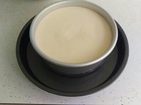 搅拌好以后倒入膜具，膜具涂油，不需要油纸。再拿一个盆，里面加入刚才热奶酪的水（温水），大概1-2cm高度就好了。蛋糕不需要从高处震动，不然会消泡。就拿的膜具上下转1-2下就好了。放入烤箱。前15分钟用145度，再转110度烤65分钟，烤好后不要马上拿出来，用一个锅铲卡在烤箱门上，漏一个缝30分钟后拿出来，马上倒扣，倒扣后拿一个盘再反扣回来，速度要快。放入冰箱4个小时以后就可以吃咯。