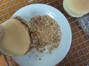 再沾上碎花生，完成。