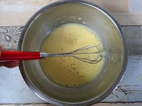 蛋黄内加入玉米油、牛奶，用手抽混合乳化均匀。