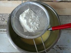 筛入低筋粉，不规则混合均匀。