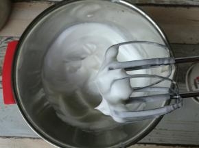 拉起打蛋器出现直立尖角状态，打发完成。